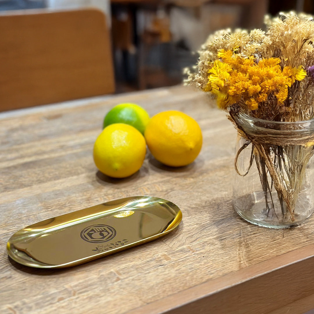 お店のロゴが入るキャッシュトレー_ゴールドの使用例