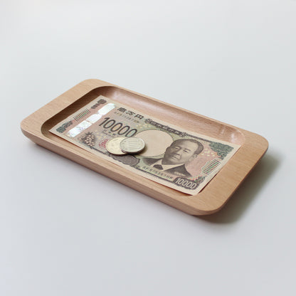 お店のロゴが入る木製キャッシュトレイ_お金を置いた例