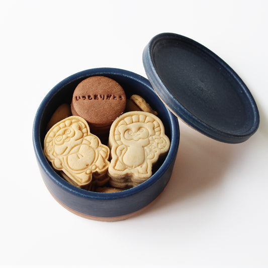 信楽焼に入ったたぬきクッキー母の日バージョンのブルー