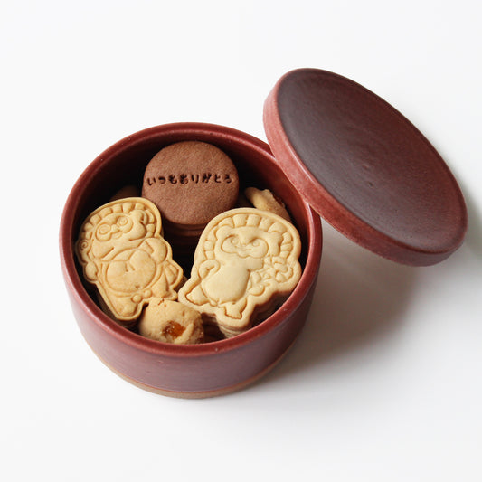 信楽焼に入ったたぬきクッキー母の日バージョンのレッド